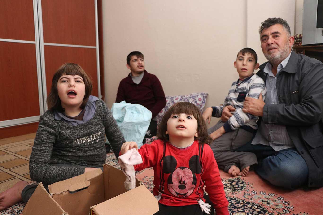 Engelli 4 çocuğu olan Suriyeli aile yardım bekliyor